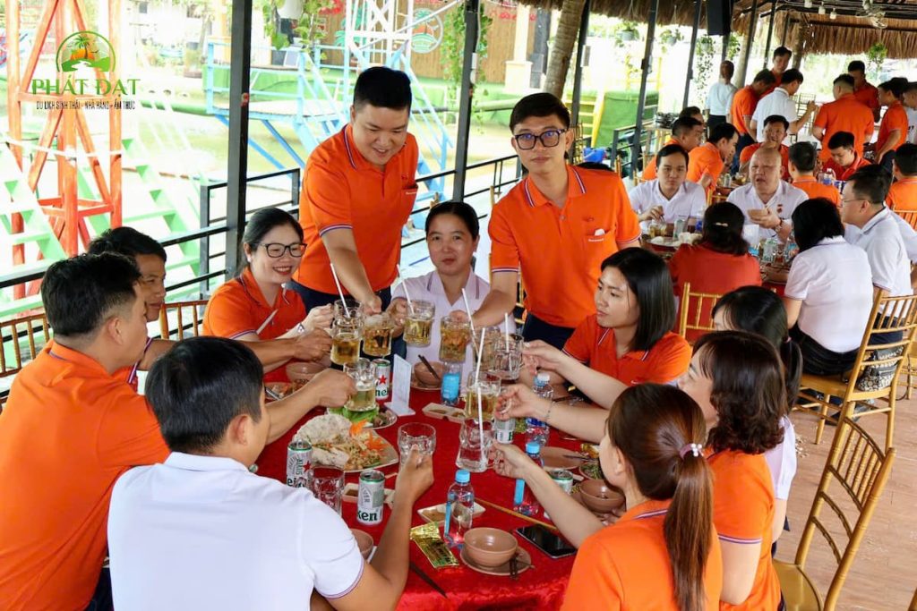 Tiệc công ty tại sảnh sân nước Phát Đạt