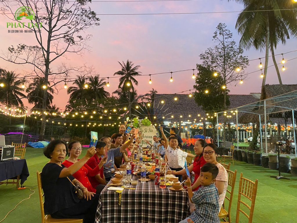tiệc gia đình tại nhà hàng sinh thái